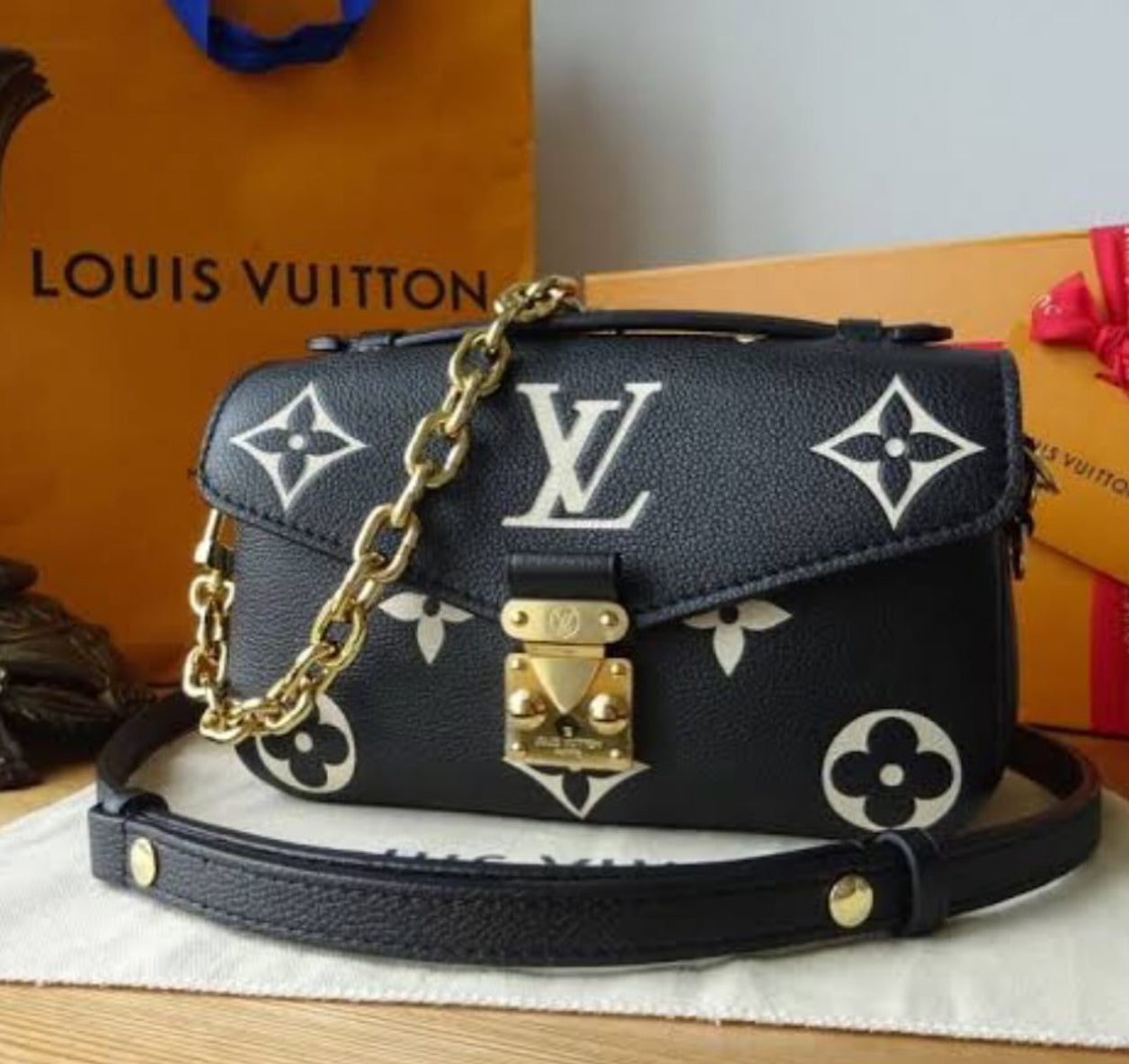 Louis Vuitton Pochette Métis East West Handbag